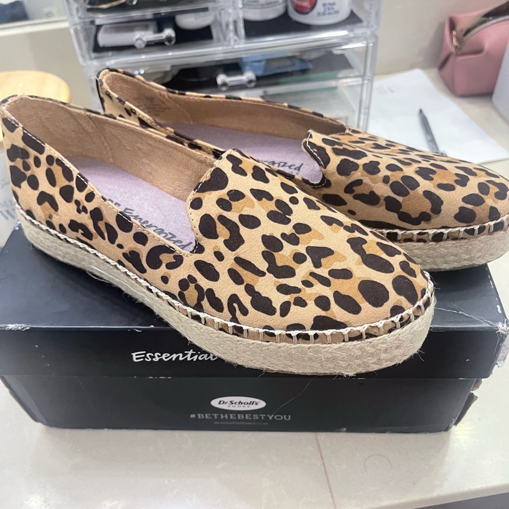 Brand new leopard shoes. For a NARROW foot.
